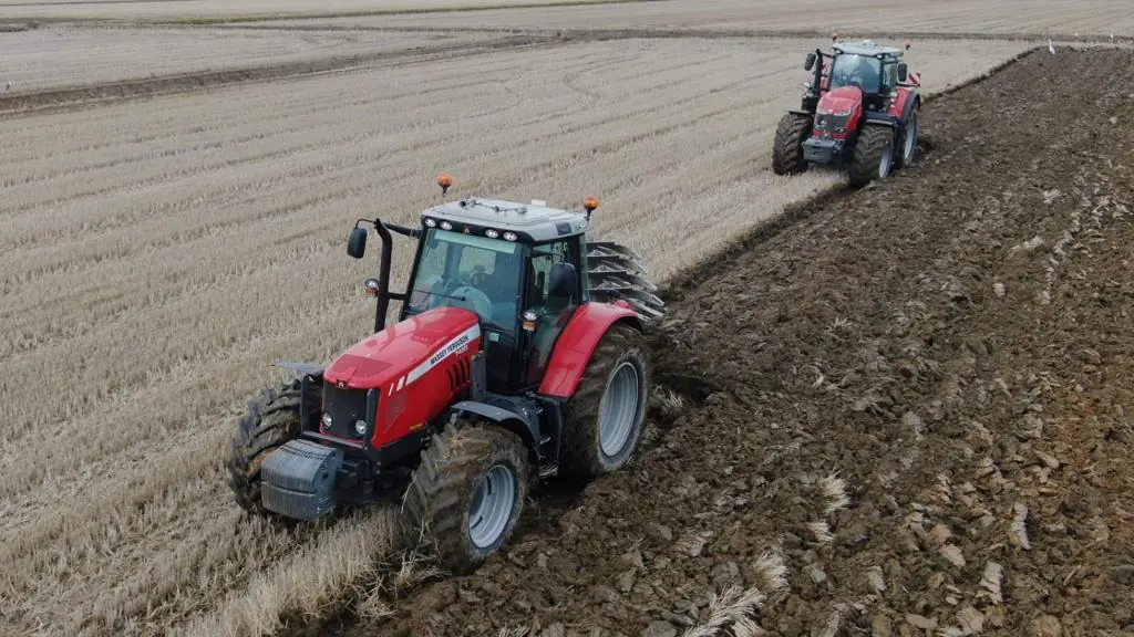 Due trattori Massey Ferguson in aratura, vista aerea