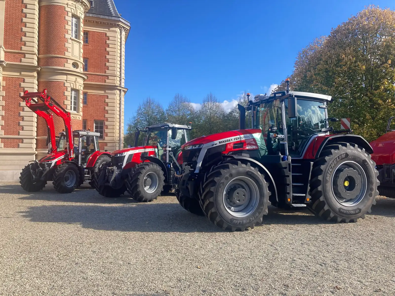 Flotta Massey Ferguson davanti a un castello