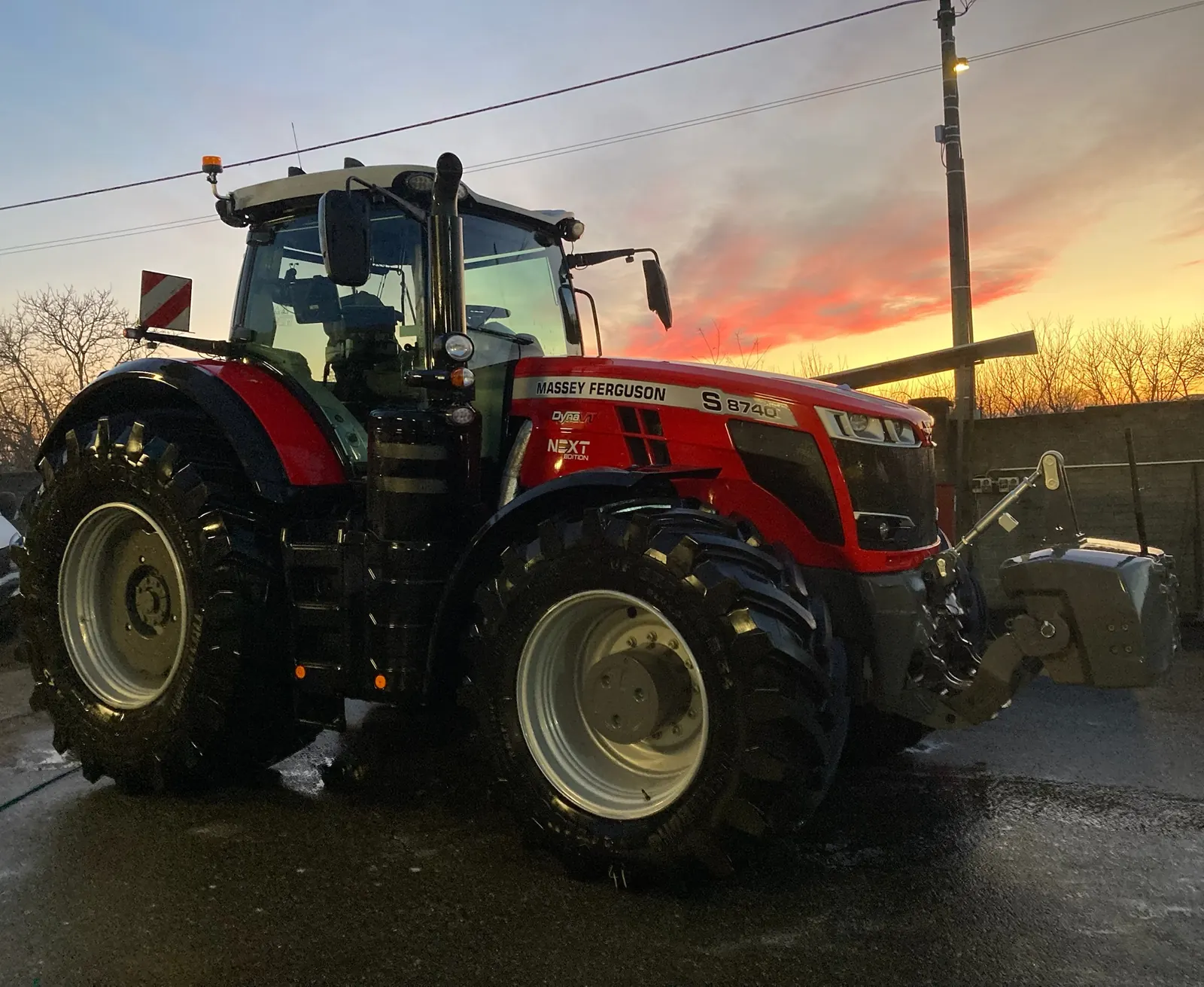 MF 8S al tramonto