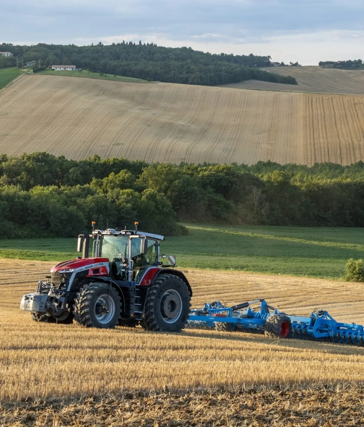 Massey Ferguson in collina con coltivatore