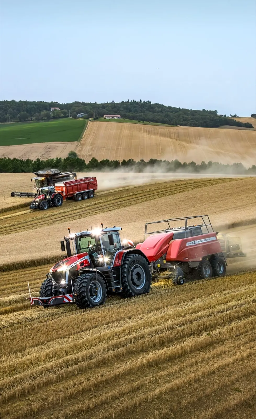 Massey Ferguson con pressa in collina