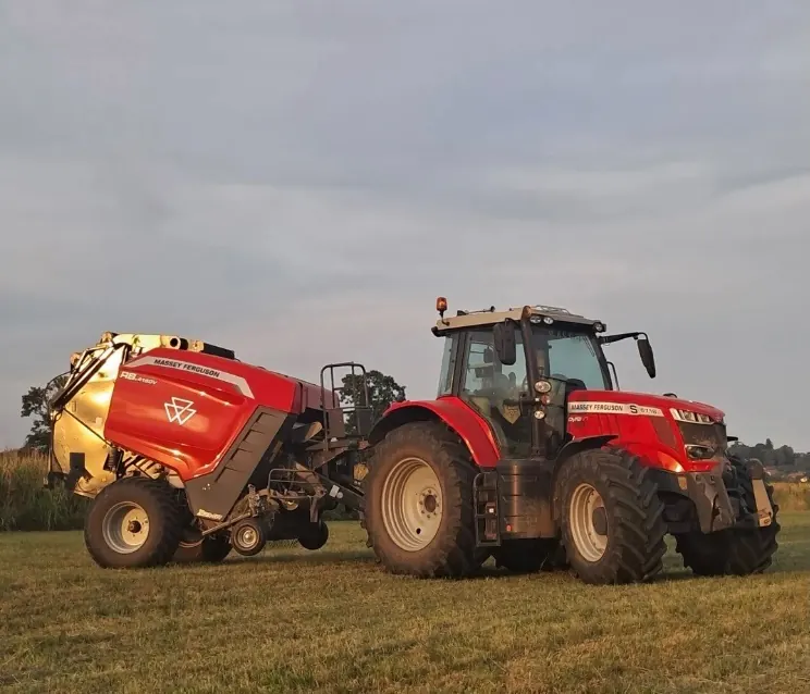Trattore con rotopressa