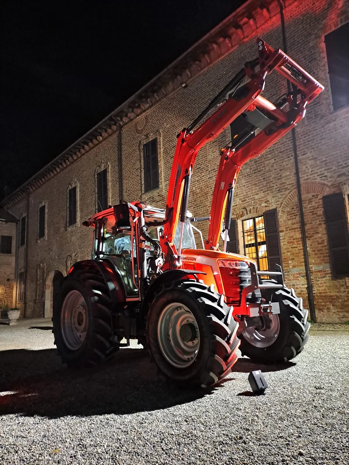 Trattore con caricatore di notte