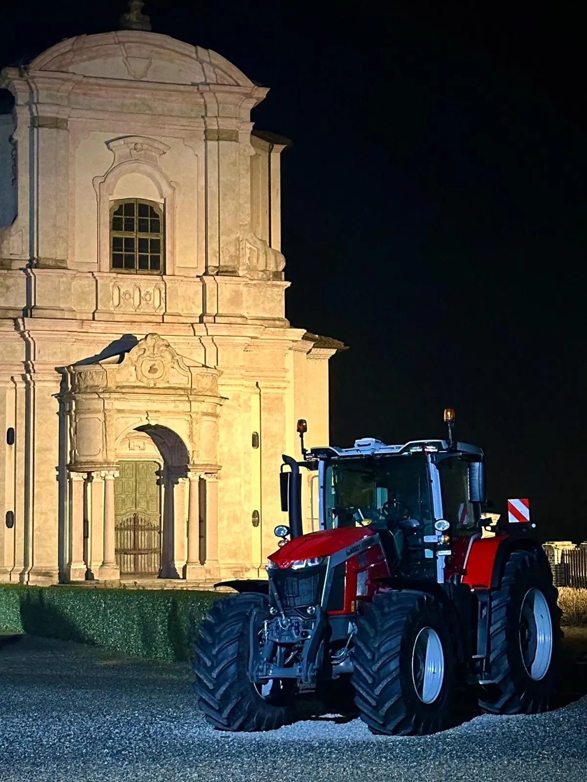 Massey Ferguson di notte davanti a una chiesa