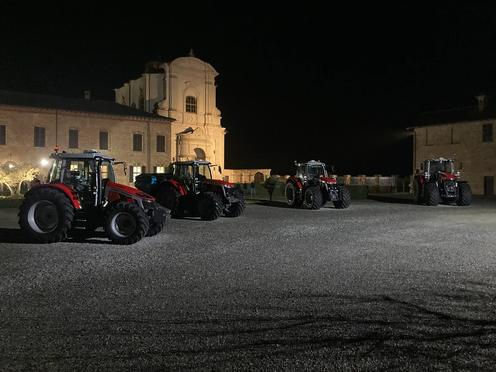 Trattori Massey Ferguson M.A.C.C. di notte durante un evento