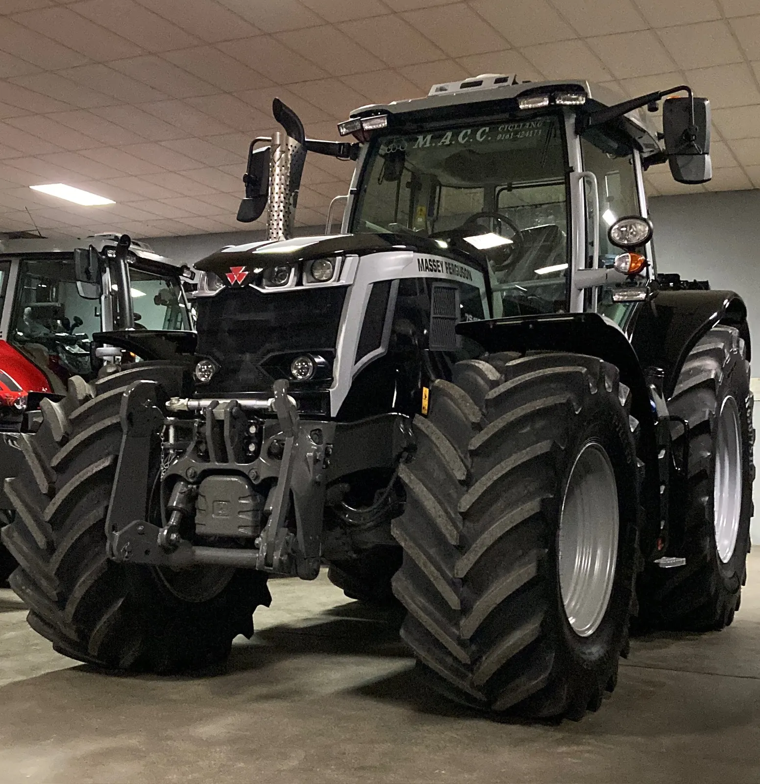 Trattore Massey Ferguson nello showroom M.A.C.C.