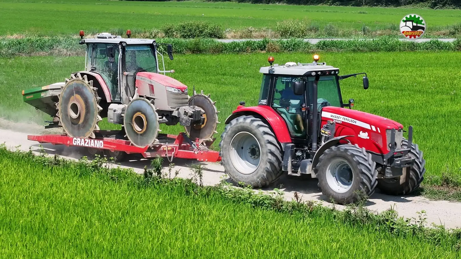 Trattori Massey Ferguson in trasferimento tra le risaie