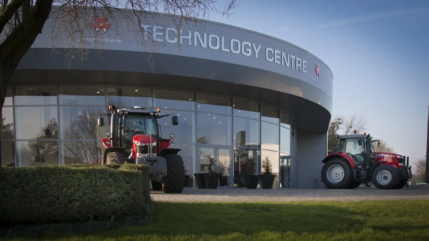 Trattori MF davanti al Technology Centre
