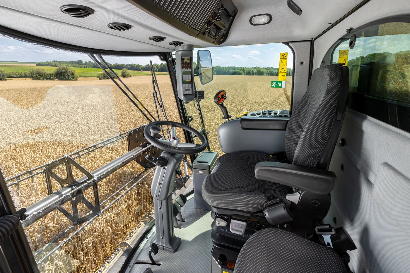 Interno cabina mietitrebbia Massey Ferguson