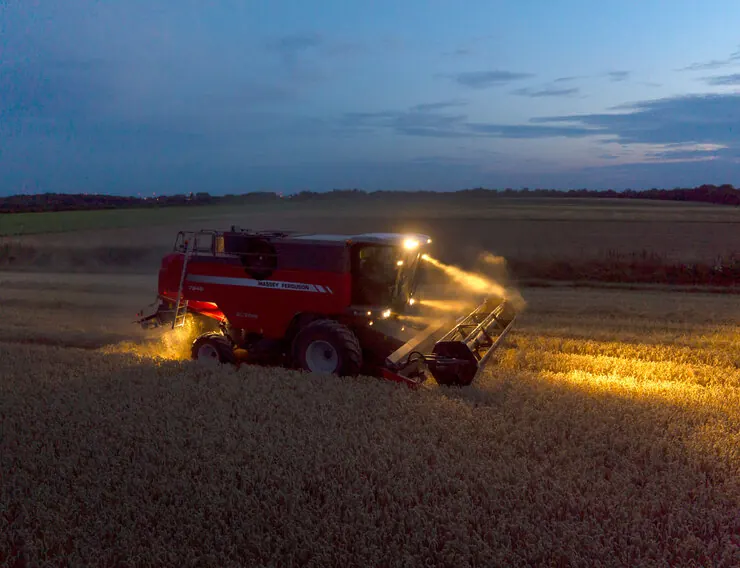 Mietitrebbia Massey Ferguson al lavoro di notte