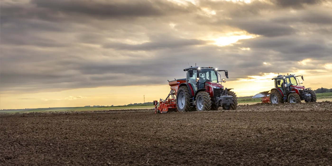 Due MF 5M al lavoro al tramonto