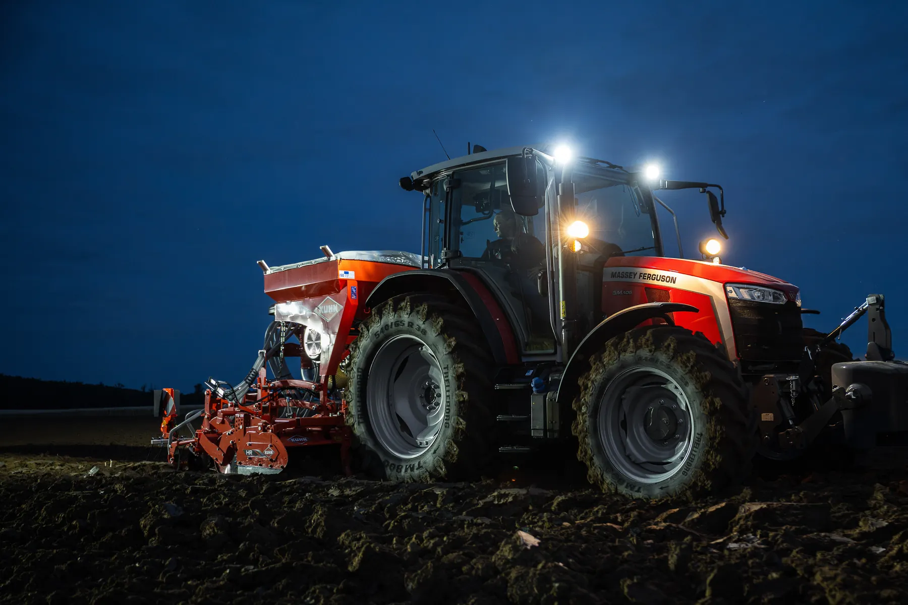 MF 5M con erpice rotante di notte