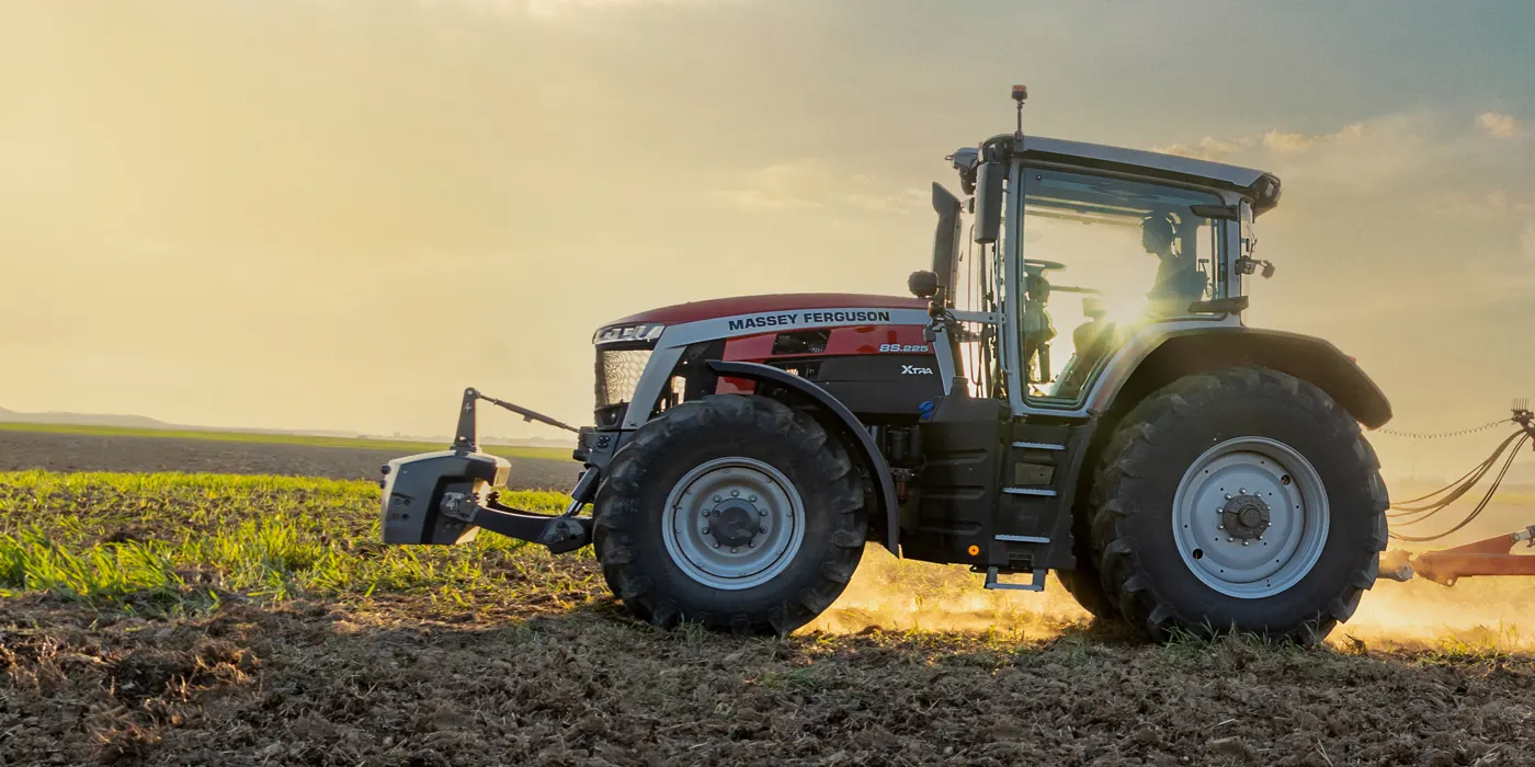 Trattore Massey Ferguson MF 8S Xtra al tramonto
